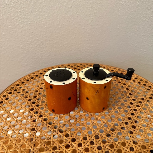 Vintage mini wood salt shaker and pepper grinder - Picture 2 of 4